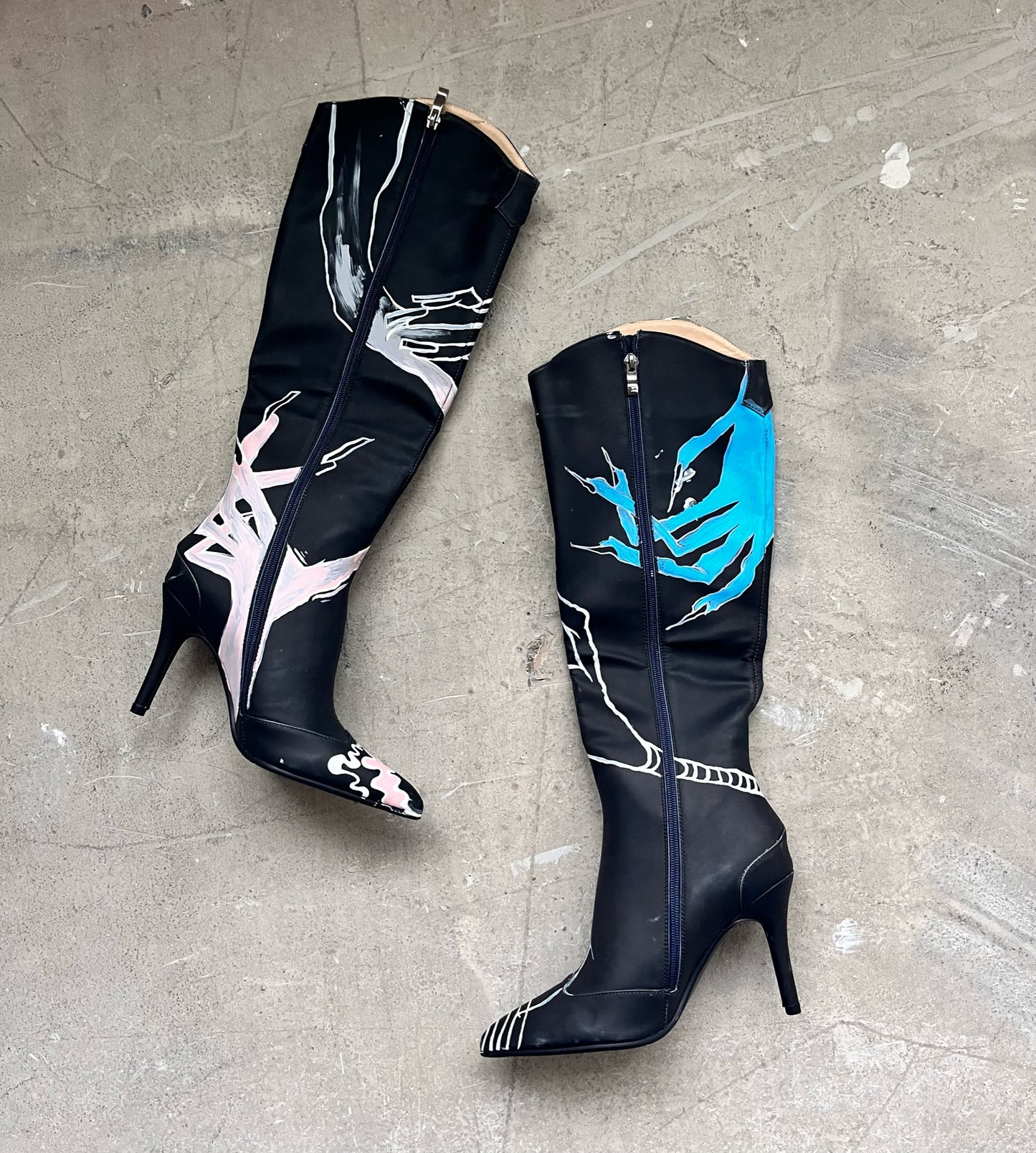 UNREACHABLE HEAT-REACTIVE BOOTS