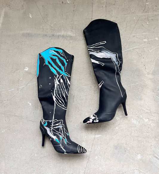 UNREACHABLE HEAT-REACTIVE BOOTS