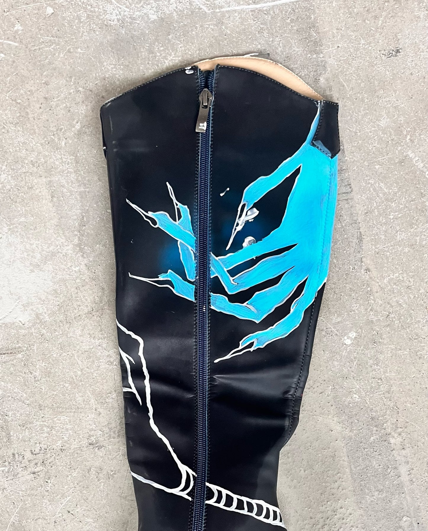 UNREACHABLE HEAT-REACTIVE BOOTS
